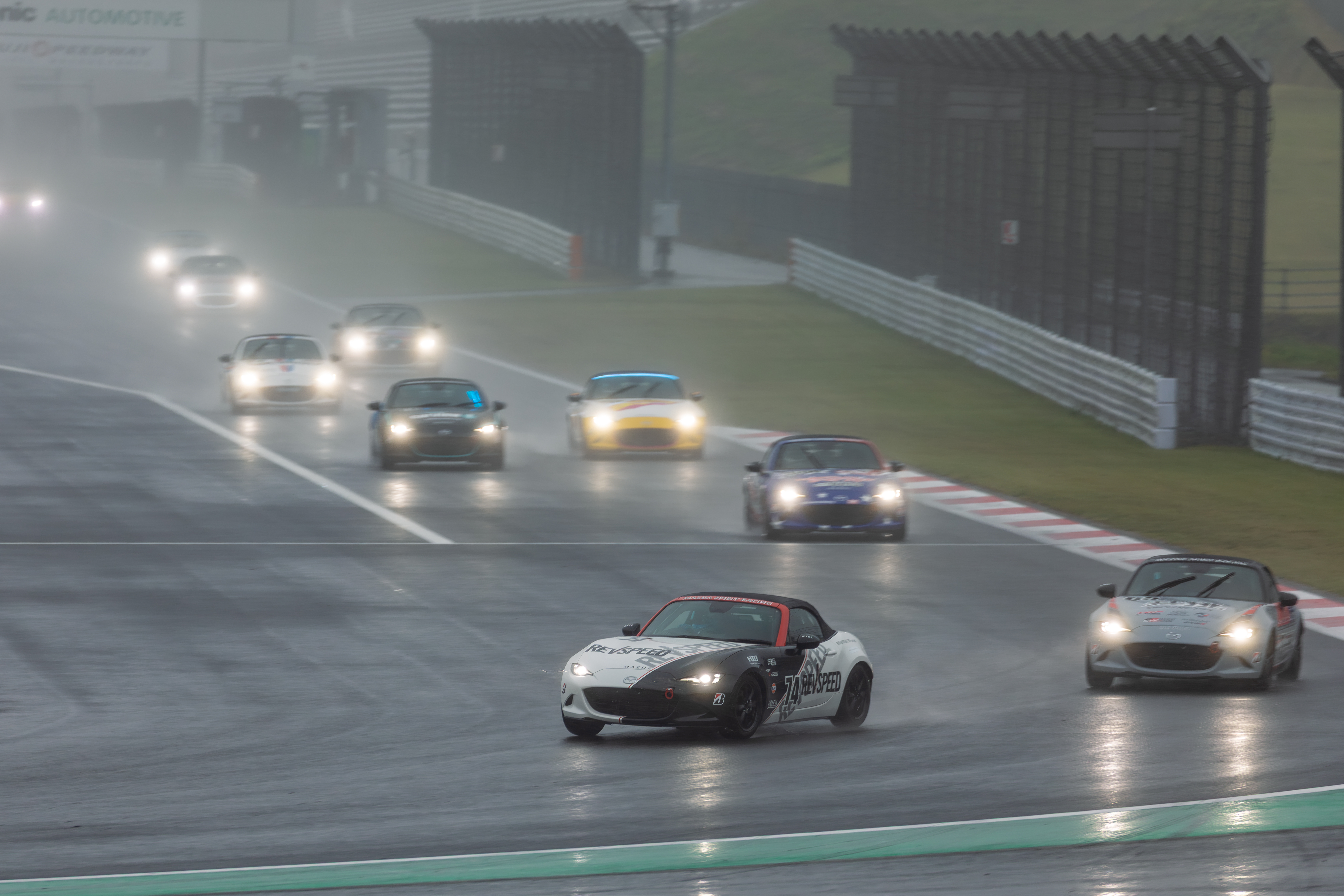 レースレポート】第36回メディア対抗ロードスター耐久レース | マツダ